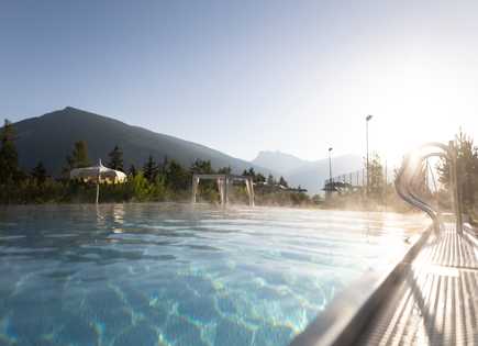 Hotel mit Schwimmbad und großem Sky Pool mit Blick auf Gröden